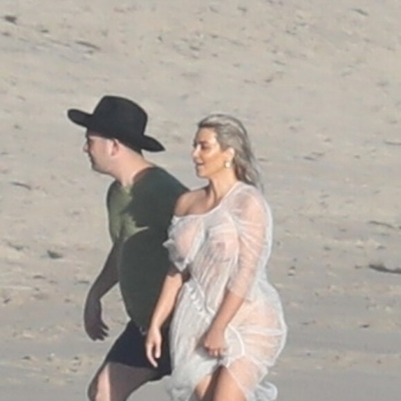 Exclusif - Kim Kardashian porte une tenue très transparente lors d'un photoshoot sur la plage à Malibu, le 22 janvier 2018.