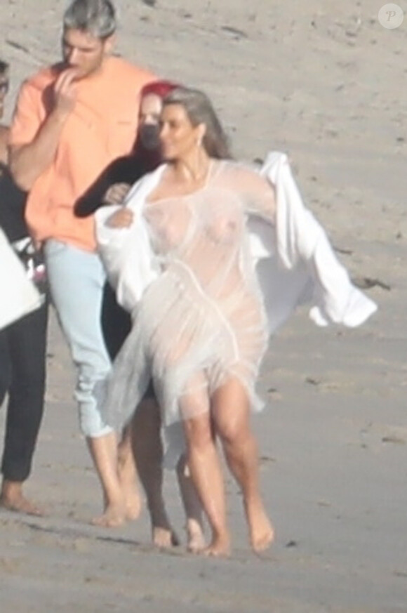 Exclusif - Kim Kardashian porte une tenue très transparente lors d'un photoshoot sur la plage à Malibu, le 22 janvier 2018.