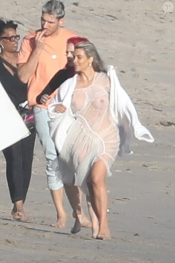 Exclusif - Kim Kardashian porte une tenue très transparente lors d'un photoshoot sur la plage à Malibu, le 22 janvier 2018.