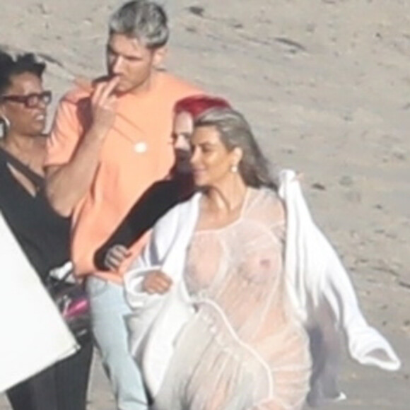 Exclusif - Kim Kardashian porte une tenue très transparente lors d'un photoshoot sur la plage à Malibu, le 22 janvier 2018.