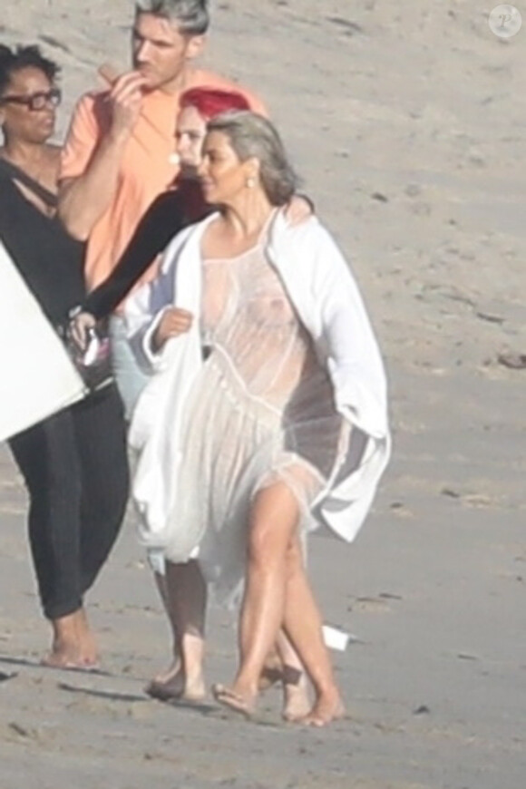 Exclusif - Kim Kardashian porte une tenue très transparente lors d'un photoshoot sur la plage à Malibu, le 22 janvier 2018.