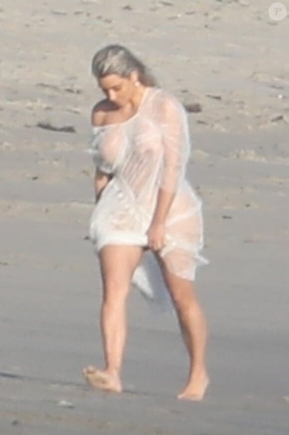 Exclusif - Kim Kardashian porte une tenue très transparente lors d'un photoshoot sur la plage à Malibu, le 22 janvier 2018.