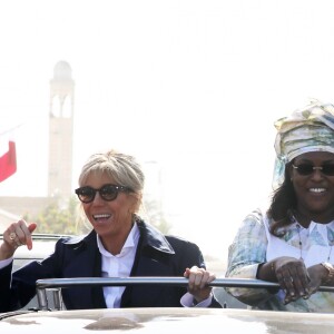 Brigitte Macron, Marème Sall - Après avoir été accueillis par le Président de la République du Sénégal, Macky Sall et son épouse Marène Sall sur l'aéroport de Saint-Louis, le Président de la République française, Emmanuel Macron accompagné de son épouse Brigitte Macron ont participé à un bain de foule dans les rues de la ville. Ils se sont, ensuite, rendus sur la Langue de Barbarie, touchée par l'érosion côtière avant d'aller sur la place Faidherbe pour une allocution des deux chefs d'états. Avant de quitter Saint-Louis, le couple présidentiel est allé à la rencontre des élèves d'une école à l'occasion du lancement symbolique d'un concours sur les cent ans de l'Aéropostale. Saint-Louis, Sénégal le le 3 Février 2018. © Dominique Jacovides/Bestimage