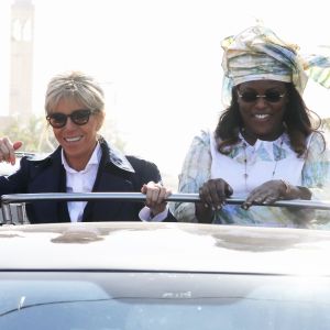 Brigitte Macron, Marème Sall - Après avoir été accueillis par le Président de la République du Sénégal, Macky Sall et son épouse Marène Sall sur l'aéroport de Saint-Louis, le Président de la République française, Emmanuel Macron accompagné de son épouse Brigitte Macron ont participé à un bain de foule dans les rues de la ville. Ils se sont, ensuite, rendus sur la Langue de Barbarie, touchée par l'érosion côtière avant d'aller sur la place Faidherbe pour une allocution des deux chefs d'états. Avant de quitter Saint-Louis, le couple présidentiel est allé à la rencontre des élèves d'une école à l'occasion du lancement symbolique d'un concours sur les cent ans de l'Aéropostale. Saint-Louis, Sénégal le le 3 Février 2018. © Dominique Jacovides/Bestimage