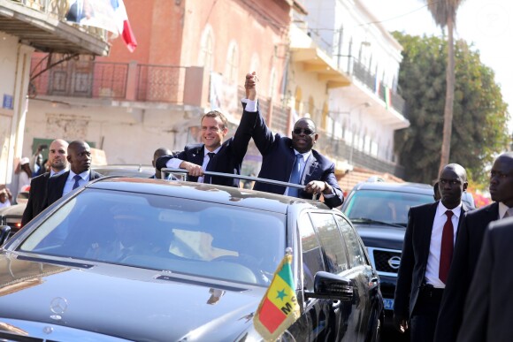 Emmanuel Macron, Macky Sall - Après avoir été accueillis par le Président de la République du Sénégal, Macky Sall et son épouse Marène Sall sur l'aéroport de Saint-Louis, le Président de la République française, Emmanuel Macron accompagné de son épouse Brigitte Macron ont participé à un bain de foule dans les rues de la ville. Ils se sont, ensuite, rendus sur la Langue de Barbarie, touchée par l'érosion côtière avant d'aller sur la place Faidherbe pour une allocution des deux chefs d'états. Avant de quitter Saint-Louis, le couple présidentiel est allé à la rencontre des élèves d'une école à l'occasion du lancement symbolique d'un concours sur les cent ans de l'Aéropostale. Saint-Louis, Sénégal le le 3 Février 2018. © Dominique Jacovides/Bestimage