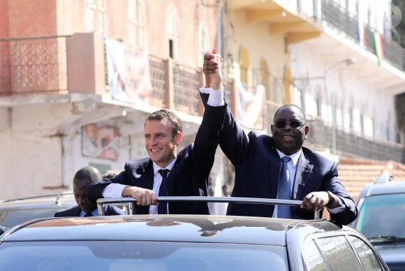 Emmanuel Macron, Macky Sall - Après avoir été accueillis par le Président de la République du Sénégal, Macky Sall et son épouse Marène Sall sur l'aéroport de Saint-Louis, le Président de la République française, Emmanuel Macron accompagné de son épouse Brigitte Macron ont participé à un bain de foule dans les rues de la ville. Ils se sont, ensuite, rendus sur la Langue de Barbarie, touchée par l'érosion côtière avant d'aller sur la place Faidherbe pour une allocution des deux chefs d'états. Avant de quitter Saint-Louis, le couple présidentiel est allé à la rencontre des élèves d'une école à l'occasion du lancement symbolique d'un concours sur les cent ans de l'Aéropostale. Saint-Louis, Sénégal le le 3 Février 2018. © Dominique Jacovides/Bestimage