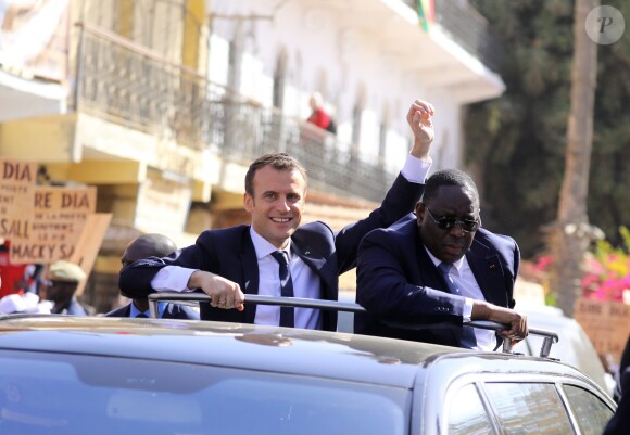 Emmanuel Macron, Macky Sall - Après avoir été accueillis par le Président de la République du Sénégal, Macky Sall et son épouse Marène Sall sur l'aéroport de Saint-Louis, le Président de la République française, Emmanuel Macron accompagné de son épouse Brigitte Macron ont participé à un bain de foule dans les rues de la ville. Ils se sont, ensuite, rendus sur la Langue de Barbarie, touchée par l'érosion côtière avant d'aller sur la place Faidherbe pour une allocution des deux chefs d'états. Avant de quitter Saint-Louis, le couple présidentiel est allé à la rencontre des élèves d'une école à l'occasion du lancement symbolique d'un concours sur les cent ans de l'Aéropostale. Saint-Louis, Sénégal le le 3 Février 2018. © Dominique Jacovides/Bestimage
