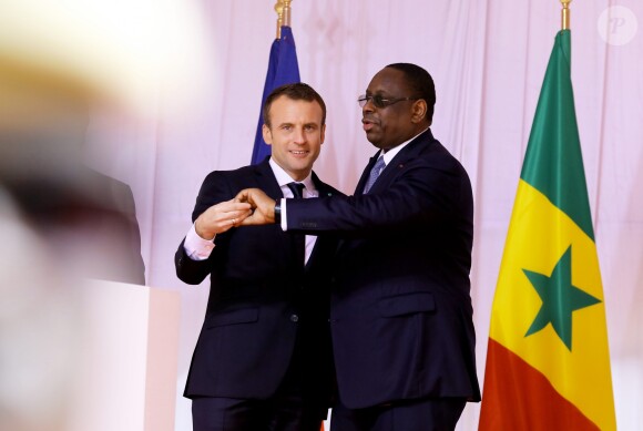 Emmanuel Macron, Macky Sall - Après avoir été accueillis par le Président de la République du Sénégal, Macky Sall et son épouse Marène Sall sur l'aéroport de Saint-Louis, le Président de la République française, Emmanuel Macron accompagné de son épouse Brigitte Macron ont participé à un bain de foule dans les rues de la ville. Ils se sont, ensuite, rendus sur la Langue de Barbarie, touchée par l'érosion côtière avant d'aller sur la place Faidherbe pour une allocution des deux chefs d'états. Avant de quitter Saint-Louis, le couple présidentiel est allé à la rencontre des élèves d'une école à l'occasion du lancement symbolique d'un concours sur les cent ans de l'Aéropostale. Saint-Louis, Sénégal le le 3 Février 2018. © Dominique Jacovides/Bestimage