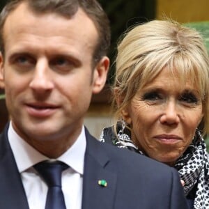 Emmanuel et Brigitte Macron - Après avoir été accueillis par le Président de la République du Sénégal, Macky Sall et son épouse Marène Sall sur l'aéroport de Saint-Louis, le Président de la République française, Emmanuel Macron accompagné de son épouse Brigitte Macron ont participé à un bain de foule dans les rues de la ville. Ils se sont, ensuite, rendus sur la Langue de Barbarie, touchée par l'érosion côtière avant d'aller sur la place Faidherbe pour une allocution des deux chefs d'états. Avant de quitter Saint-Louis, le couple présidentiel est allé à la rencontre des élèves d'une école à l'occasion du lancement symbolique d'un concours sur les cent ans de l'Aéropostale. Saint-Louis, Sénégal le le 3 Février 2018. © Dominique Jacovides/Bestimage