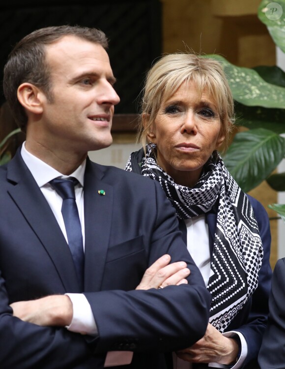 Emmanuel et Brigitte Macron - Après avoir été accueillis par le Président de la République du Sénégal, Macky Sall et son épouse Marène Sall sur l'aéroport de Saint-Louis, le Président de la République française, Emmanuel Macron accompagné de son épouse Brigitte Macron ont participé à un bain de foule dans les rues de la ville. Ils se sont, ensuite, rendus sur la Langue de Barbarie, touchée par l'érosion côtière avant d'aller sur la place Faidherbe pour une allocution des deux chefs d'états. Avant de quitter Saint-Louis, le couple présidentiel est allé à la rencontre des élèves d'une école à l'occasion du lancement symbolique d'un concours sur les cent ans de l'Aéropostale. Saint-Louis, Sénégal le le 3 Février 2018. © Dominique Jacovides/Bestimage