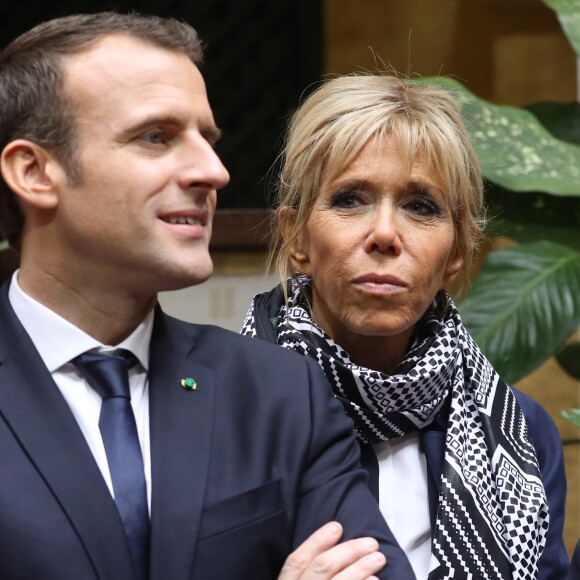 Emmanuel et Brigitte Macron - Après avoir été accueillis par le Président de la République du Sénégal, Macky Sall et son épouse Marène Sall sur l'aéroport de Saint-Louis, le Président de la République française, Emmanuel Macron accompagné de son épouse Brigitte Macron ont participé à un bain de foule dans les rues de la ville. Ils se sont, ensuite, rendus sur la Langue de Barbarie, touchée par l'érosion côtière avant d'aller sur la place Faidherbe pour une allocution des deux chefs d'états. Avant de quitter Saint-Louis, le couple présidentiel est allé à la rencontre des élèves d'une école à l'occasion du lancement symbolique d'un concours sur les cent ans de l'Aéropostale. Saint-Louis, Sénégal le le 3 Février 2018. © Dominique Jacovides/Bestimage