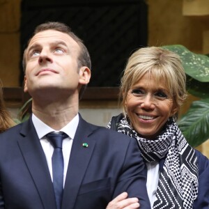 Emmanuel et Brigitte Macron - Après avoir été accueillis par le Président de la République du Sénégal, Macky Sall et son épouse Marène Sall sur l'aéroport de Saint-Louis, le Président de la République française, Emmanuel Macron accompagné de son épouse Brigitte Macron ont participé à un bain de foule dans les rues de la ville. Ils se sont, ensuite, rendus sur la Langue de Barbarie, touchée par l'érosion côtière avant d'aller sur la place Faidherbe pour une allocution des deux chefs d'états. Avant de quitter Saint-Louis, le couple présidentiel est allé à la rencontre des élèves d'une école à l'occasion du lancement symbolique d'un concours sur les cent ans de l'Aéropostale. Saint-Louis, Sénégal le le 3 Février 2018. © Dominique Jacovides/Bestimage