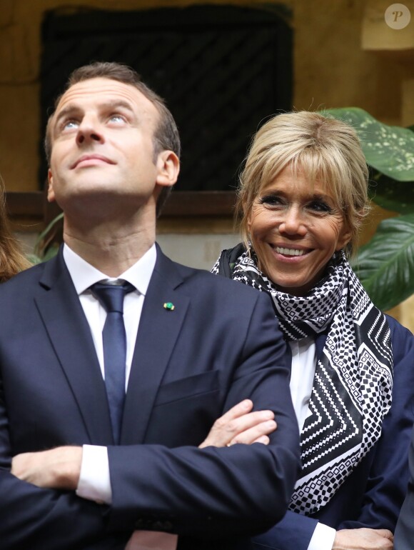 Emmanuel et Brigitte Macron - Après avoir été accueillis par le Président de la République du Sénégal, Macky Sall et son épouse Marène Sall sur l'aéroport de Saint-Louis, le Président de la République française, Emmanuel Macron accompagné de son épouse Brigitte Macron ont participé à un bain de foule dans les rues de la ville. Ils se sont, ensuite, rendus sur la Langue de Barbarie, touchée par l'érosion côtière avant d'aller sur la place Faidherbe pour une allocution des deux chefs d'états. Avant de quitter Saint-Louis, le couple présidentiel est allé à la rencontre des élèves d'une école à l'occasion du lancement symbolique d'un concours sur les cent ans de l'Aéropostale. Saint-Louis, Sénégal le le 3 Février 2018. © Dominique Jacovides/Bestimage