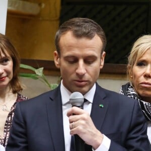 Emmanuel et Brigitte Macron - Après avoir été accueillis par le Président de la République du Sénégal, Macky Sall et son épouse Marène Sall sur l'aéroport de Saint-Louis, le Président de la République française, Emmanuel Macron accompagné de son épouse Brigitte Macron ont participé à un bain de foule dans les rues de la ville. Ils se sont, ensuite, rendus sur la Langue de Barbarie, touchée par l'érosion côtière avant d'aller sur la place Faidherbe pour une allocution des deux chefs d'états. Avant de quitter Saint-Louis, le couple présidentiel est allé à la rencontre des élèves d'une école à l'occasion du lancement symbolique d'un concours sur les cent ans de l'Aéropostale. Saint-Louis, Sénégal le le 3 Février 2018. © Dominique Jacovides/Bestimage