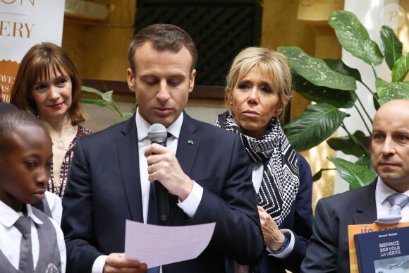 Emmanuel et Brigitte Macron - Après avoir été accueillis par le Président de la République du Sénégal, Macky Sall et son épouse Marène Sall sur l'aéroport de Saint-Louis, le Président de la République française, Emmanuel Macron accompagné de son épouse Brigitte Macron ont participé à un bain de foule dans les rues de la ville. Ils se sont, ensuite, rendus sur la Langue de Barbarie, touchée par l'érosion côtière avant d'aller sur la place Faidherbe pour une allocution des deux chefs d'états. Avant de quitter Saint-Louis, le couple présidentiel est allé à la rencontre des élèves d'une école à l'occasion du lancement symbolique d'un concours sur les cent ans de l'Aéropostale. Saint-Louis, Sénégal le le 3 Février 2018. © Dominique Jacovides/Bestimage