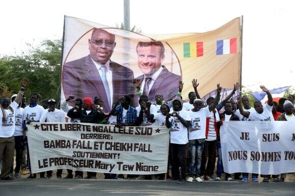 Illustration - Après avoir été accueillis par le Président de la République du Sénégal, Macky Sall et son épouse Marène Sall sur l'aéroport de Saint-Louis, le Président de la République française, Emmanuel Macron accompagné de son épouse Brigitte Macron ont participé à un bain de foule dans les rues de la ville. Ils se sont, ensuite, rendus sur la Langue de Barbarie, touchée par l'érosion côtière avant d'aller sur la place Faidherbe pour une allocution des deux chefs d'états. Avant de quitter Saint-Louis, le couple présidentiel est allé à la rencontre des élèves d'une école à l'occasion du lancement symbolique d'un concours sur les cent ans de l'Aéropostale. Saint-Louis, Sénégal le le 3 Février 2018. © Dominique Jacovides/Bestimage