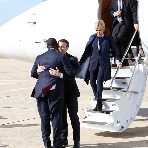 Emmanuel et Brigitte Macron, Macky Sall, Jean-Yves Le Drian - Après avoir été accueillis par le Président de la République du Sénégal, Macky Sall et son épouse Marène Sall sur l'aéroport de Saint-Louis, le Président de la République française, Emmanuel Macron accompagné de son épouse Brigitte Macron ont participé à un bain de foule dans les rues de la ville. Ils se sont, ensuite, rendus sur la Langue de Barbarie, touchée par l'érosion côtière avant d'aller sur la place Faidherbe pour une allocution des deux chefs d'états. Avant de quitter Saint-Louis, le couple présidentiel est allé à la rencontre des élèves d'une école à l'occasion du lancement symbolique d'un concours sur les cent ans de l'Aéropostale. Saint-Louis, Sénégal le le 3 Février 2018. © Dominique Jacovides/Bestimage