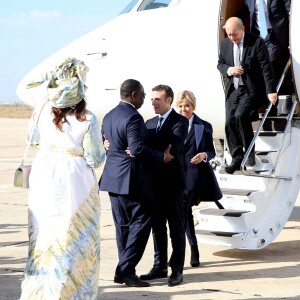 Emmanuel et Brigitte Macron, Macky et Marème Sall, Jean-Yves Le Drian - Après avoir été accueillis par le Président de la République du Sénégal, Macky Sall et son épouse Marène Sall sur l'aéroport de Saint-Louis, le Président de la République française, Emmanuel Macron accompagné de son épouse Brigitte Macron ont participé à un bain de foule dans les rues de la ville. Ils se sont, ensuite, rendus sur la Langue de Barbarie, touchée par l'érosion côtière avant d'aller sur la place Faidherbe pour une allocution des deux chefs d'états. Avant de quitter Saint-Louis, le couple présidentiel est allé à la rencontre des élèves d'une école à l'occasion du lancement symbolique d'un concours sur les cent ans de l'Aéropostale. Saint-Louis, Sénégal le le 3 Février 2018. © Dominique Jacovides/Bestimage