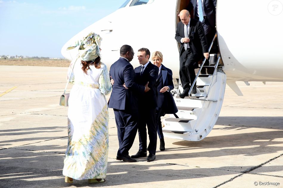 Sénégal : Emmanuel et Brigitte Macron au contact de la population