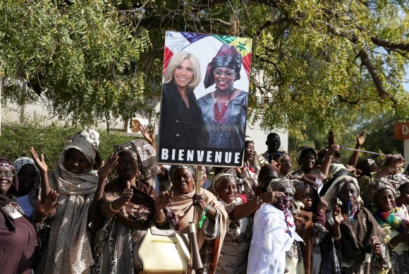 Illustration - Après avoir été accueillis par le Président de la République du Sénégal, Macky Sall et son épouse Marène Sall sur l'aéroport de Saint-Louis, le Président de la République française, Emmanuel Macron accompagné de son épouse Brigitte Macron ont participé à un bain de foule dans les rues de la ville. Ils se sont, ensuite, rendus sur la Langue de Barbarie, touchée par l'érosion côtière avant d'aller sur la place Faidherbe pour une allocution des deux chefs d'états. Avant de quitter Saint-Louis, le couple présidentiel est allé à la rencontre des élèves d'une école à l'occasion du lancement symbolique d'un concours sur les cent ans de l'Aéropostale. Saint-Louis, Sénégal le le 3 Février 2018. © Dominique Jacovides/Bestimage