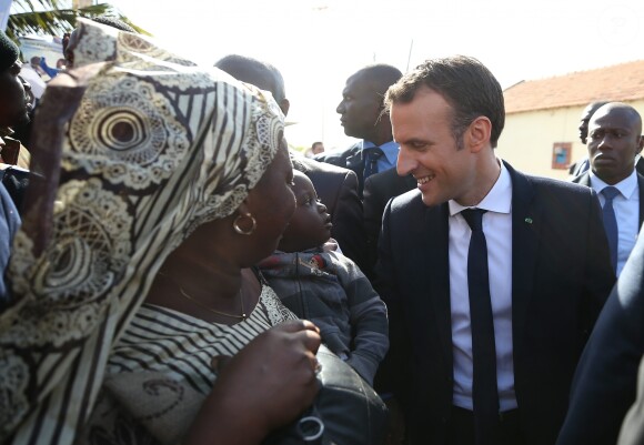 Emmanuel Macron - Après avoir été accueillis par le Président de la République du Sénégal, Macky Sall et son épouse Marène Sall sur l'aéroport de Saint-Louis, le Président de la République française, Emmanuel Macron accompagné de son épouse Brigitte Macron ont participé à un bain de foule dans les rues de la ville. Ils se sont, ensuite, rendus sur la Langue de Barbarie, touchée par l'érosion côtière avant d'aller sur la place Faidherbe pour une allocution des deux chefs d'états. Avant de quitter Saint-Louis, le couple présidentiel est allé à la rencontre des élèves d'une école à l'occasion du lancement symbolique d'un concours sur les cent ans de l'Aéropostale. Saint-Louis, Sénégal le le 3 Février 2018. © Dominique Jacovides/Bestimage