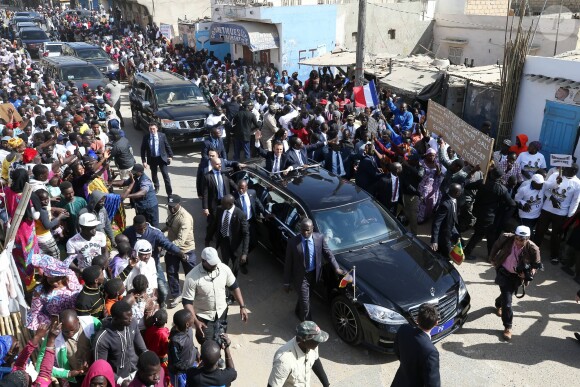 Emmanuel Macron, Macky Sall - Après avoir été accueillis par le Président de la République du Sénégal, Macky Sall et son épouse Marène Sall sur l'aéroport de Saint-Louis, le Président de la République française, Emmanuel Macron accompagné de son épouse Brigitte Macron ont participé à un bain de foule dans les rues de la ville. Ils se sont, ensuite, rendus sur la Langue de Barbarie, touchée par l'érosion côtière avant d'aller sur la place Faidherbe pour une allocution des deux chefs d'états. Avant de quitter Saint-Louis, le couple présidentiel est allé à la rencontre des élèves d'une école à l'occasion du lancement symbolique d'un concours sur les cent ans de l'Aéropostale. Saint-Louis, Sénégal le le 3 Février 2018. © Dominique Jacovides/Bestimage