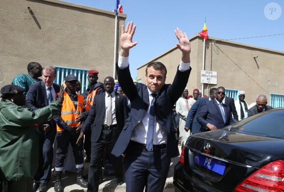 Emmanuel Macron - Après avoir été accueillis par le Président de la République du Sénégal, Macky Sall et son épouse Marène Sall sur l'aéroport de Saint-Louis, le Président de la République française, Emmanuel Macron accompagné de son épouse Brigitte Macron ont participé à un bain de foule dans les rues de la ville. Ils se sont, ensuite, rendus sur la Langue de Barbarie, touchée par l'érosion côtière avant d'aller sur la place Faidherbe pour une allocution des deux chefs d'états. Avant de quitter Saint-Louis, le couple présidentiel est allé à la rencontre des élèves d'une école à l'occasion du lancement symbolique d'un concours sur les cent ans de l'Aéropostale. Saint-Louis, Sénégal le le 3 Février 2018. © Dominique Jacovides/Bestimage