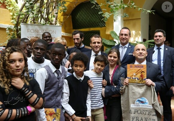Emmanuel et Brigitte Macron - Après avoir été accueillis par le Président de la République du Sénégal, Macky Sall et son épouse Marène Sall sur l'aéroport de Saint-Louis, le Président de la République française, Emmanuel Macron accompagné de son épouse Brigitte Macron ont participé à un bain de foule dans les rues de la ville. Ils se sont, ensuite, rendus sur la Langue de Barbarie, touchée par l'érosion côtière avant d'aller sur la place Faidherbe pour une allocution des deux chefs d'états. Avant de quitter Saint-Louis, le couple présidentiel est allé à la rencontre des élèves d'une école à l'occasion du lancement symbolique d'un concours sur les cent ans de l'Aéropostale. Saint-Louis, Sénégal le le 3 Février 2018. © Dominique Jacovides/Bestimage