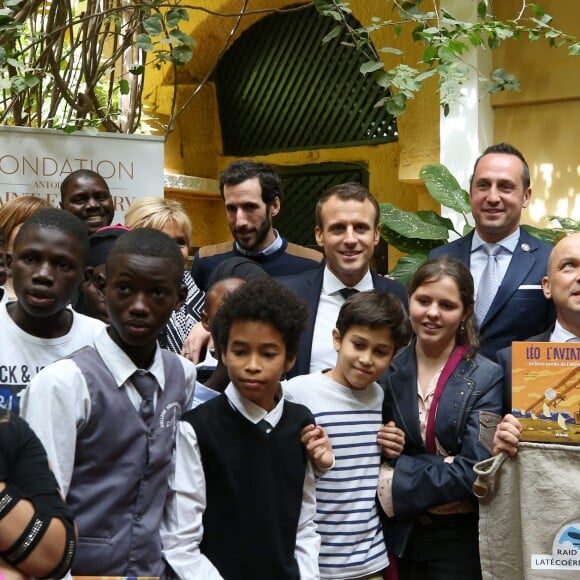 Emmanuel et Brigitte Macron - Après avoir été accueillis par le Président de la République du Sénégal, Macky Sall et son épouse Marène Sall sur l'aéroport de Saint-Louis, le Président de la République française, Emmanuel Macron accompagné de son épouse Brigitte Macron ont participé à un bain de foule dans les rues de la ville. Ils se sont, ensuite, rendus sur la Langue de Barbarie, touchée par l'érosion côtière avant d'aller sur la place Faidherbe pour une allocution des deux chefs d'états. Avant de quitter Saint-Louis, le couple présidentiel est allé à la rencontre des élèves d'une école à l'occasion du lancement symbolique d'un concours sur les cent ans de l'Aéropostale. Saint-Louis, Sénégal le le 3 Février 2018. © Dominique Jacovides/Bestimage