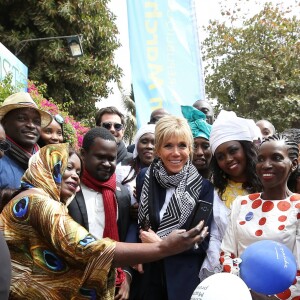 Brigitte Macron - Après avoir été accueillis par le Président de la République du Sénégal, Macky Sall et son épouse Marène Sall sur l'aéroport de Saint-Louis, le Président de la République française, Emmanuel Macron accompagné de son épouse Brigitte Macron ont participé à un bain de foule dans les rues de la ville. Ils se sont, ensuite, rendus sur la Langue de Barbarie, touchée par l'érosion côtière avant d'aller sur la place Faidherbe pour une allocution des deux chefs d'états. Avant de quitter Saint-Louis, le couple présidentiel est allé à la rencontre des élèves d'une école à l'occasion du lancement symbolique d'un concours sur les cent ans de l'Aéropostale. Saint-Louis, Sénégal le le 3 Février 2018. © Dominique Jacovides/Bestimage