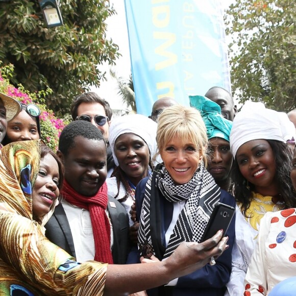 Brigitte Macron - Après avoir été accueillis par le Président de la République du Sénégal, Macky Sall et son épouse Marène Sall sur l'aéroport de Saint-Louis, le Président de la République française, Emmanuel Macron accompagné de son épouse Brigitte Macron ont participé à un bain de foule dans les rues de la ville. Ils se sont, ensuite, rendus sur la Langue de Barbarie, touchée par l'érosion côtière avant d'aller sur la place Faidherbe pour une allocution des deux chefs d'états. Avant de quitter Saint-Louis, le couple présidentiel est allé à la rencontre des élèves d'une école à l'occasion du lancement symbolique d'un concours sur les cent ans de l'Aéropostale. Saint-Louis, Sénégal le le 3 Février 2018. © Dominique Jacovides/Bestimage