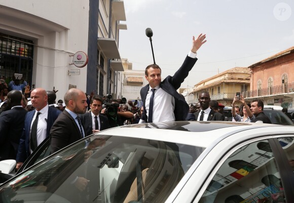 Emmanuel Macron - Après avoir été accueillis par le Président de la République du Sénégal, Macky Sall et son épouse Marène Sall sur l'aéroport de Saint-Louis, le Président de la République française, Emmanuel Macron accompagné de son épouse Brigitte Macron ont participé à un bain de foule dans les rues de la ville. Ils se sont, ensuite, rendus sur la Langue de Barbarie, touchée par l'érosion côtière avant d'aller sur la place Faidherbe pour une allocution des deux chefs d'états. Avant de quitter Saint-Louis, le couple présidentiel est allé à la rencontre des élèves d'une école à l'occasion du lancement symbolique d'un concours sur les cent ans de l'Aéropostale. Saint-Louis, Sénégal le le 3 Février 2018. © Dominique Jacovides/Bestimage