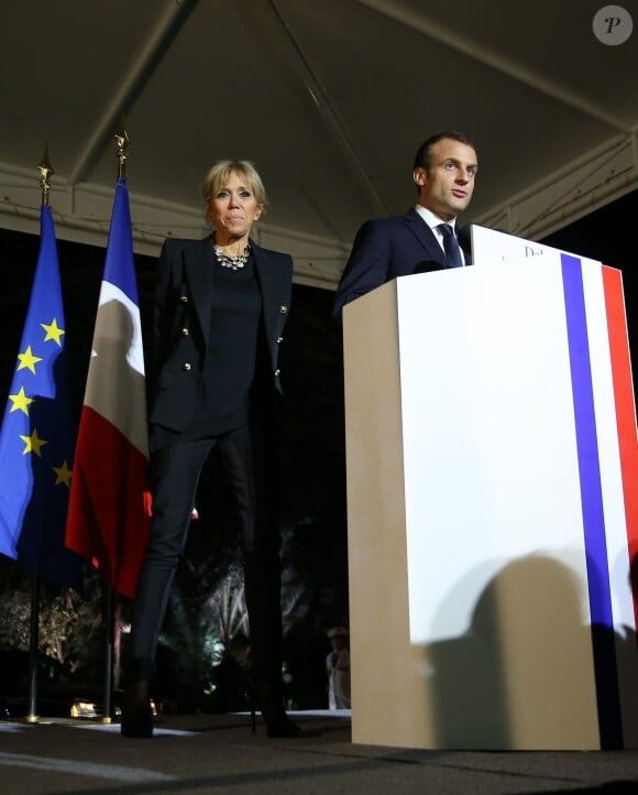Aprés avoir honoré leurs programmes respectifs, Brigitte et Emmanuel Macron se sont retrouvés à la Résidence de France où se déroulait une réception de la communauté française. Dakar, le 2 Février 2018. © Dominique Jacovides/Bestimage
