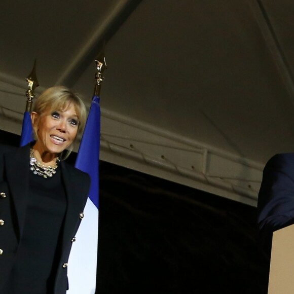 Aprés avoir honoré leurs programmes respectifs, Brigitte et Emmanuel Macron se sont retrouvés à la Résidence de France où se déroulait une réception de la communauté française. Dakar, le 2 Février 2018. © Dominique Jacovides/Bestimage