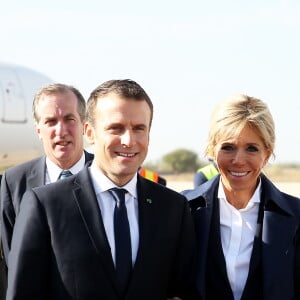 Emmanuel et Brigitte Macron - Aprés avoir été accueillis par le Président de la République du Sénégal, Macky Sall et son épouse Marène Sall sur l'aéroport de Saint-Louis, le Président de la République française, Emmanuel Macron accompagné de son épouse Brigitte Macron ont participé à un bain de foule dans les rues de la ville. Ils se sont, ensuite, rendus sur la Langue de Barbarie, touchée par l'érosion côtière avant d'aller sur la place Faidherbe pour une allocution des deux chefs d'états. Avant de quitter Saint-Louis, le couple présidentiel est allé à la rencontre des élèves d'une école à l'occasion du lancement symbolique d'un concours sur les cent ans de l'Aéropostale. Saint-Louis, Sénégal le le 3 Février 2018. © Dominique Jacovides/Bestimage