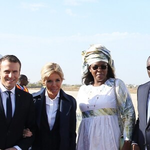 Emmanuel et Brigitte Macron, Macky et Marème Sall - Aprés avoir été accueillis par le Président de la République du Sénégal, Macky Sall et son épouse Marène Sall sur l'aéroport de Saint-Louis, le Président de la République française, Emmanuel Macron accompagné de son épouse Brigitte Macron ont participé à un bain de foule dans les rues de la ville. Ils se sont, ensuite, rendus sur la Langue de Barbarie, touchée par l'érosion côtière avant d'aller sur la place Faidherbe pour une allocution des deux chefs d'états. Avant de quitter Saint-Louis, le couple présidentiel est allé à la rencontre des élèves d'une école à l'occasion du lancement symbolique d'un concours sur les cent ans de l'Aéropostale. Saint-Louis, Sénégal le le 3 Février 2018. © Dominique Jacovides/Bestimage