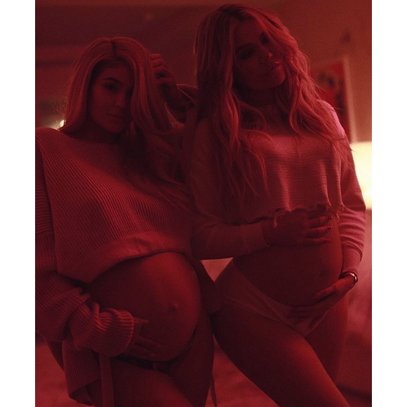 Kylie Jenner et Khloé Kardashian, enceintes. Février 2018.