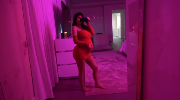 Kylie Jenner enceinte - Captures vidéo de la grossesse de Kylie Jenner. Kylie était bien enceinte et a enfin accouché d'une petite fille le 1er février 2018.