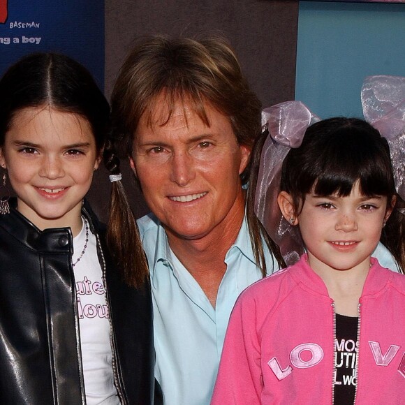 Bruce Jenner et ses filles Kendall et Kylie à Los Angeles. Janvier 2004.