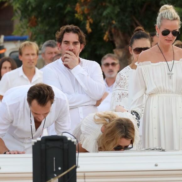 Laeticia Hallyday, David Hallyday, Laura Smet et Sebastien Farran lors des obsèques de Johnny Hallyday au cimetière de Lorient à Saint-Barthélemy, le 11 décembre 2017.