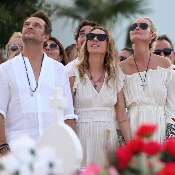 Laeticia Hallyday, Laura Smet et David Hallyday lors des obsèques de Johnny Hallyday au cimetière de Lorient à Saint-Barthélemy, le 11 décembre 2017.