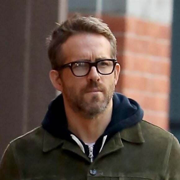 Ryan Reynolds se promène dans le quartier de Tribeca à New York. L'acteur porte une veste kaki, le 28 novembre 2017.  'Deadpool' star and busy dad Ryan Reynolds is spotted out and about in Tribeca, New York. 28th november 2017.28/11/2017 - New York