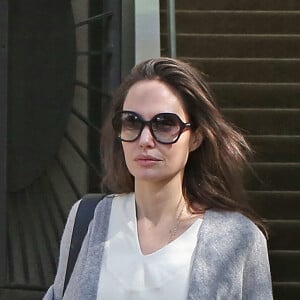 Exclusif - Angelina Jolie se balade, un coca sans caféine à la main, dans les rues de Los Angeles, le 6 février 2018