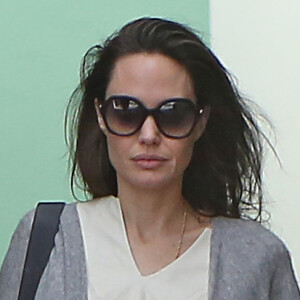 Exclusif - Angelina Jolie se balade, un coca sans caféine à la main, dans les rues de Los Angeles, le 6 février 2018