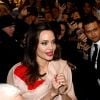 Angelina Jolie doit traverser une foule de fans pour sortir de la maison Guerlain à Paris le 30 janvier 2018.