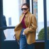 Victoria Beckham quitte son hôtel à New York, toute de Victoria Beckham vêtue. Le 8 février 2018.