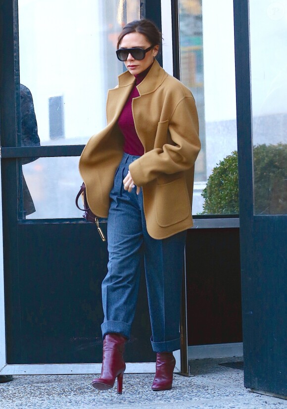 Victoria Beckham quitte son hôtel à New York, toute de Victoria Beckham vêtue. Le 8 février 2018.