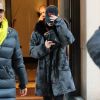 Bella Hadid quitte son appartement à New York, habillée d'une parka Yves Salomon for Opening Ceremony et chaussée de baskets iRi. Une casquette Balenciaga et une banade en nylon Prada accessoirisent sa tenue. Le 2 février 2018.
