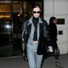 Bella Hadid à New York, porte une veste en cuir Balenciaga, une veste et un jean Sheila Rashid et des chaussures Alexander Wang. Un sac Alyx et des lunettes de soleil accessoirisent sa tenue. Le 5 février 2018.