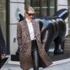 Rosie Huntington Whiteley à New York, porte un manteau, un pantalon en cuir et des chaussures Saint Laurent. Des lunettes de soleil Céline et un sac ceinture Gucci accessoirisent sa tenue. Le 8 février 2018.